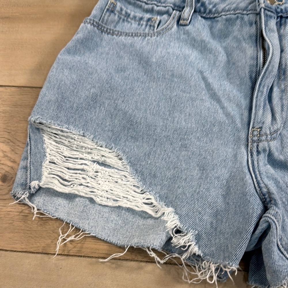 Hollister Women’s Ultra High Rise Distressed Mom Shorts Light Wash Size 5 - Picture 2 of 9